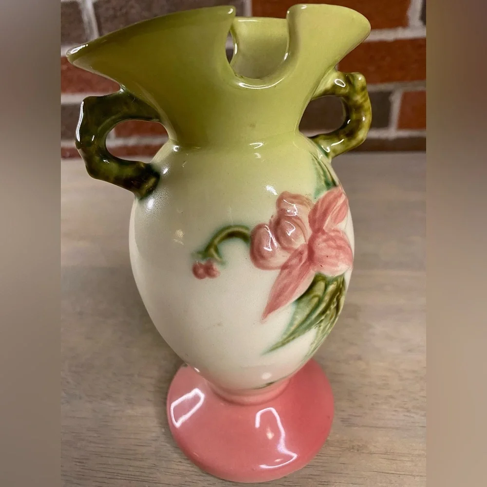 HULL USA 6 1/2 INCH WOODLAND PATTERN VASE W4 PINK & CHATREUSE COLOR - GOOD‎ USED